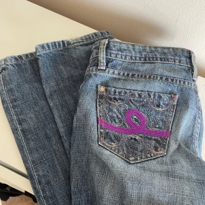 Low rise straight seven7 jeans!! - Lowrise straight jeans med lila och regnbåge detaljer. Köpta secondhand med passade inte. Mjukt material. Storlek 25 ca xs skulle jag säga. 36 midja 85 innerben 105 ytterben 