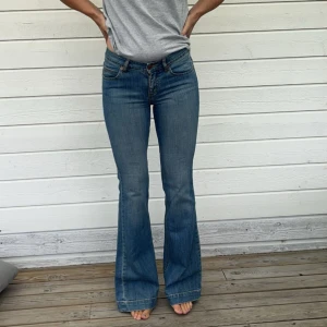 Lågmidjade bootcut jeans - Blå lågmidjade bootcut jeans. Fint skick! Jag är 169.