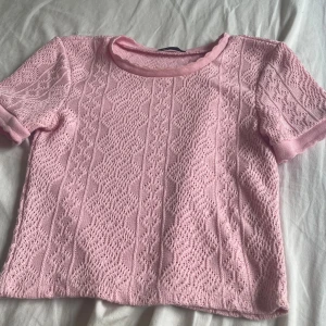T-shirt  - En sommrig skön tröja från zara aldig andvänd❤️