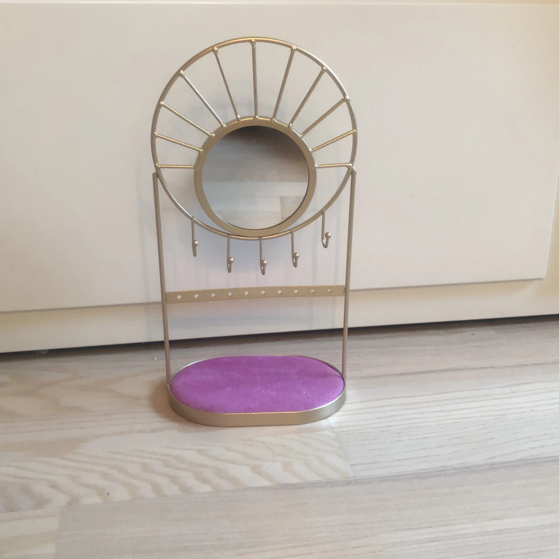 Smyckesställ med spegel