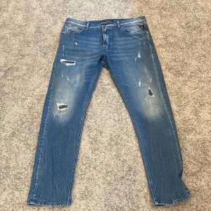 Replay jeans 👖  - Riktigt feta replay jeans!   Använd fåtal gånger och i riktigt bra skick, säljer pågrund av att jag inte använder dem   Storlek 36 33 i midjan  Hör av er vid frågor, pris går att diskuteras vid snabb affär!