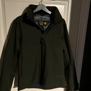 Ralph Lauren windbreaker  - En nästan helt oanvänd Ralph Lauren windbreaker som är i storlek S men sitter som S. Hör av er för fler frågor 