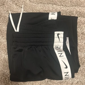 Träningsbyxor - Svarta Nike byxor Byxorna har en defekt på vänster sida på bilden, kan skicka närmare bild om intresserad