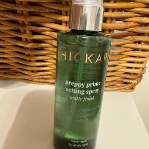 Hickap Setting Spray - Jag säljer min Hickap ”preppy prime setting spray” ”matte finish” som är i princip helt ny. Den är testad en gång men jag upplevde att min hy inte gillade den, men den är i fullt fungerande skick och nypriset är 179 kr🥰