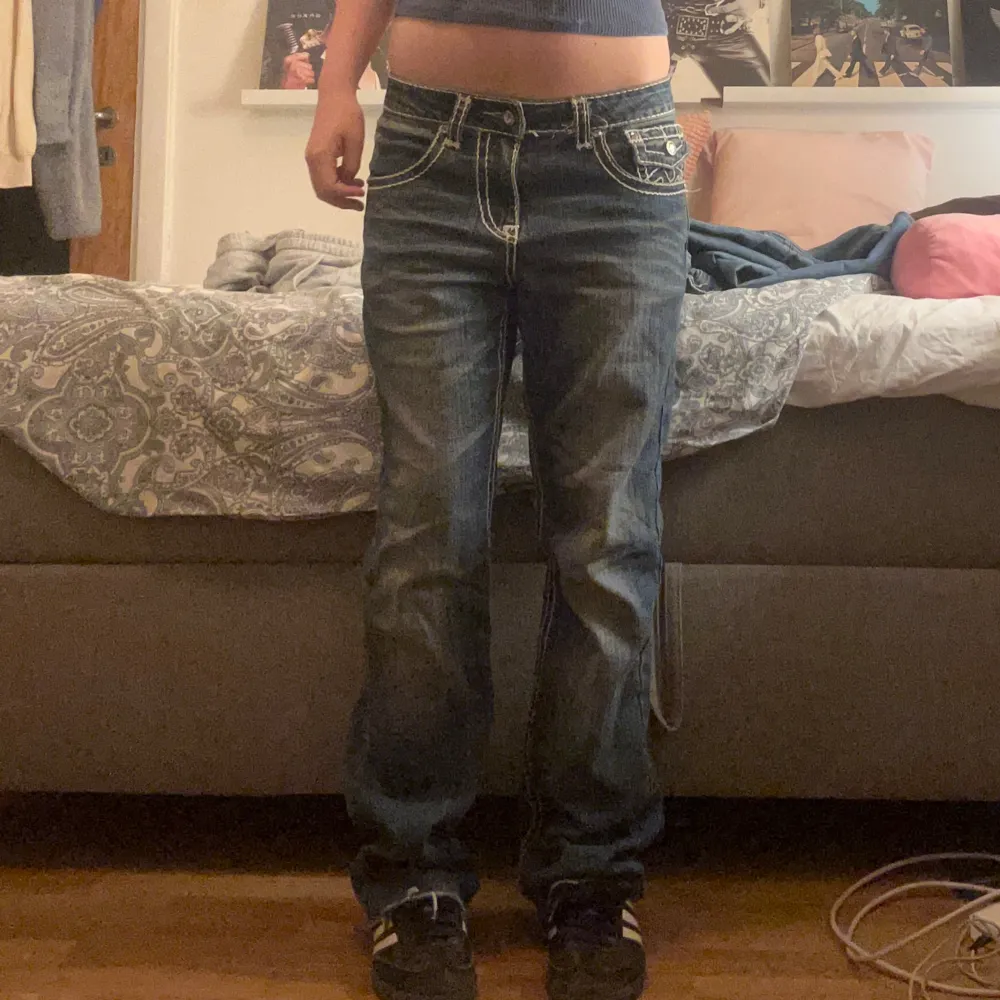 lågmidjade mapp jeans med fina fickor och detaljer! Midjemått rakt över ca 40cm , Innerbenslängd ca 72cm. 😇. Farkut & Housut.