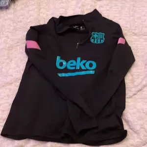 Det är en äkta Barca tröja från Nike’s hemsida, andvänd ett fåtal gånger. Pris kan diskuteras 