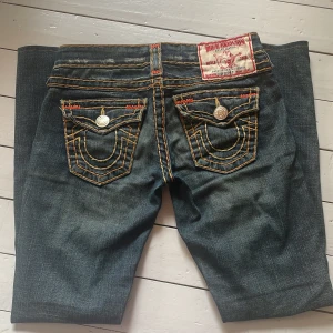 True religion bootcut - INTRESSEKOLL? true religion jeans i modell joey super t. Bootcut med twisted seam. Skulle säga att dom passar någon som är runt 160 cm lång.(  innerbenslängd 74cm  midjemått 80cm 