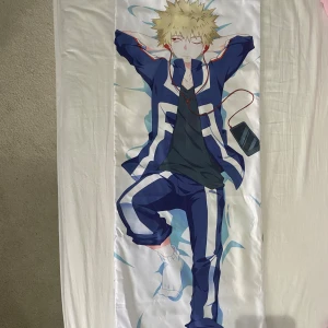BODY PILLOW BAKUGO - Köptes på närcon (2019?). Den andra sidan är mer ”revealing” (tror ni fattar). OBS!! inga kuddar medföljer, detta är bara örngottet. 