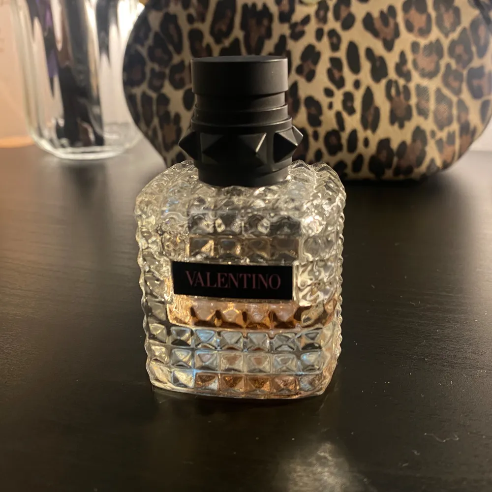 Valentino parfym 30 ml flaska men ungefär 1/4 kvar därav priset. Används inte längre så tänkte om någon vill testa den innan man köper en hel för fullpris💘. Skönhet.