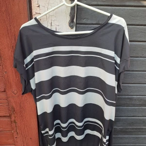 Svartvit blus stl XL - Blus från Lindex, stl XL. Använd fåtal gånger.