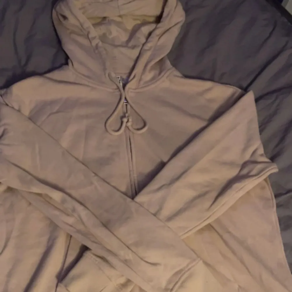 Säljer en supermysig beige hoodie från H&M:s Divided-kollektion. Den har en dragkedja framtill och en skön huva med snören. Perfekt för en chill dag eller som ett extra lager under jackan. Passar till allt och är i bra skick! Knappt använd vad jag kommer ihåg, fortfarande det ”nya” fluffiga materialet på insidan så tror jag inte har använt den mer än 1 gång💕. Tröjor & Koftor.