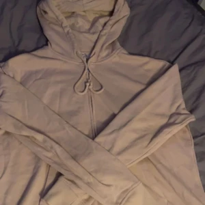 Beige hoodie från H&M - Säljer en supermysig beige hoodie från H&M:s Divided-kollektion. Den har en dragkedja framtill och en skön huva med snören. Perfekt för en chill dag eller som ett extra lager under jackan. Passar till allt och är i bra skick! Knappt använd vad jag kommer ihåg, fortfarande det ”nya” fluffiga materialet på insidan så tror jag inte har använt den mer än 1 gång💕