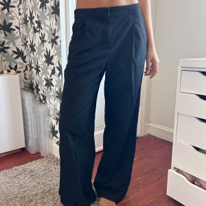 Svarta kostymbyxor  - Lowrise kostymbyxor  Jättebra skick  Bra i passformen 