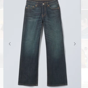 Weekday jeans - Modell ample. Strl 28/34 Sjukt snygga både färg och passform. Har används en enstaka gång då de blivit försmå för mig. Färgen är en lite urtvättad blå. Säljer samma modell i den gråa färgen (bild 2). 