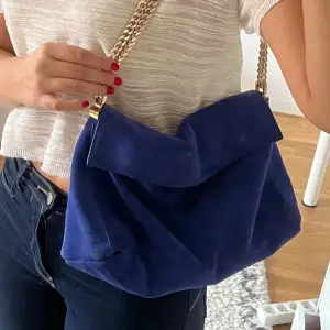 Så snygg väska i mocka (äkta läder) i den perfekta blåa färgen! Så rymlig och går att ha både crossbody och över axeln som på bilden 💗💗💗