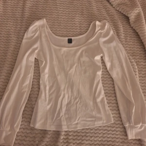 Fin tröja  - Fin tröja/blus med puffiga armar. Helt ny i storlek S