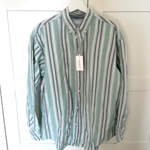 Randig skjorta - Helt ny randig skjorta från Carlings, aldrig använd. Herrstorlek i M. Nypris 399kr.
