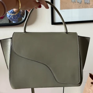 Grön atp väska -  Grön atp väska i väldigt fint skick, finns tecken på användning som små Jack ( syns i bilderna) går antagligen att få bort för de mesta med läderkräm. Stora modellen