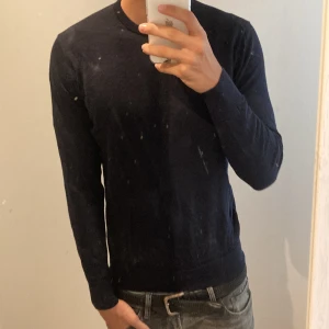 Mörkblå merinoulltröja från Uniqlo - Säljer en stilren och bekväm mörkblå tröja från Uniqlo i extra fin merinoull. Perfekt för både vardag och lite finare tillfällen. Tröjan är långärmad och har en normal passform. Den är maskintvättbar vilket gör den superpraktisk. Passar perfekt till höst och vinter! Storlek M men passar även S