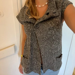 Stickad ”väst”🩶 - Såååå fin och skön kofta/väst🩶🩶fin med olika tröjor under också