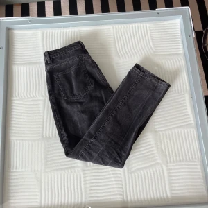 WEEKDAY jeans - Jeans från WEEKDAY i style Rowe. Storlek w27 L32. Mycket bra skick bortsett någon enstaka fläck.