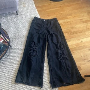 Vetements inside out jeans - Ett par ripped inside out jeans från vetements, strl 36 unisex men dom är oversized.  Använd några få gånger, mest bara för bilder så dom är i bra skick. Säljer pga att jag inte använder dom.  För fler bilder eller info hmu!!