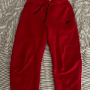 Nike tech mjukisbyxor - Storlek: M Ett litet mini hål som jag har sytt ihop som man inte ens ser. Fraktar samma dag 