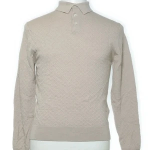 Långärmad pique merinoull  - En långärmad beige pique i 100% merino från These Glory Days. Bra använd men väl omhändertagen skick (7/10). Perfekt inför kallare dagar kombinerat med en väst och våra nudie jeans… hör av dig vid frågor!