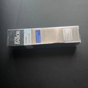 Mjukgörande ansiktskräm - Doctor Babor ansiktskräm 50 ml kostar hos återförsäljare ca 800 kr Denna är 15 ml, säljes för 240 Oöppnad
