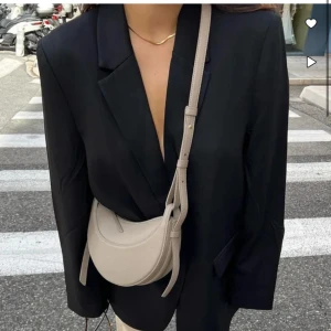 Oversized blazer - Säljer denna svarta oversized blazern från NAKD som aldrig är använd och har lappar kvar. Storlek 32 men väldigt oversized så skulle passa en M beroende på hur man vill att den ska sitta.