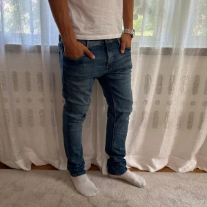 Jack & Jones Intellegence Jeans - Vi säljer nu dessa supersnygga jeansen från Jack & jones, modell slim fit. Skick: 9/10. Modellen på bild är ca 180 och väger 75kg. Hör av er vid eventuella frågor!