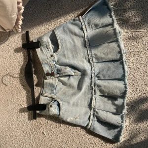 Jeans kjol - Jätte snygg kjol men (volang typ) men använder inte. 