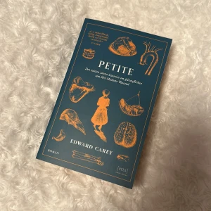 Petite av Edward Carey - Oläst och nyskick!