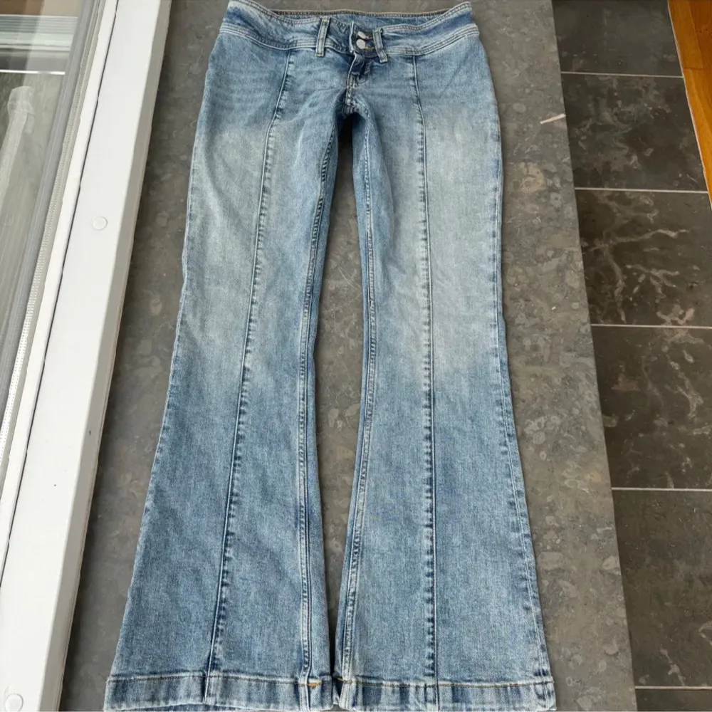 säljer lågmidjade jeans! storlek: 27 NYRPIS: 500kr (Första bilden är lånad!) har en del slitningar längst ned på byxbenen men tycker inte det är något som gör något 💕Hör av er angående intresse!. Jeans & Byxor.