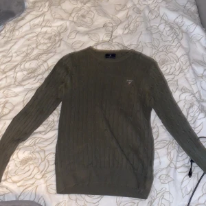 Mörkgrön gant tröja  - grön gant tröja i storlek S, tröjan är i väldigt fint skick  