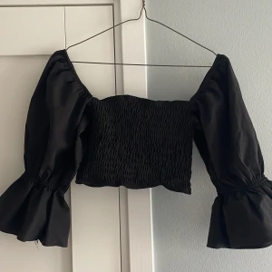 Chiquelle x Margaux Dietz topp - Söt topp från Chiquelle, storlek M (som en storlek S). Ärmarna kan både vara på axlarna men även fin som en off shoulder🖤   