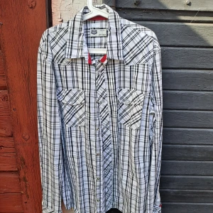 Mönstrad skjorta stl S - Mönstrad skjorta stl S från Crocker.