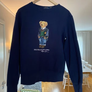 Polo Bear Ralph Lauren - Säljer nu min polo bear tröja av Ralph lauren då den blivit för liten. Storlek Small och ganska sparsamt använd. 8/10 i skick.
