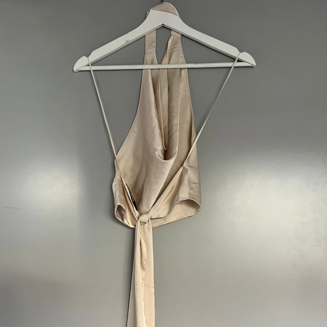 Beige satinlinne från BikBok - 90