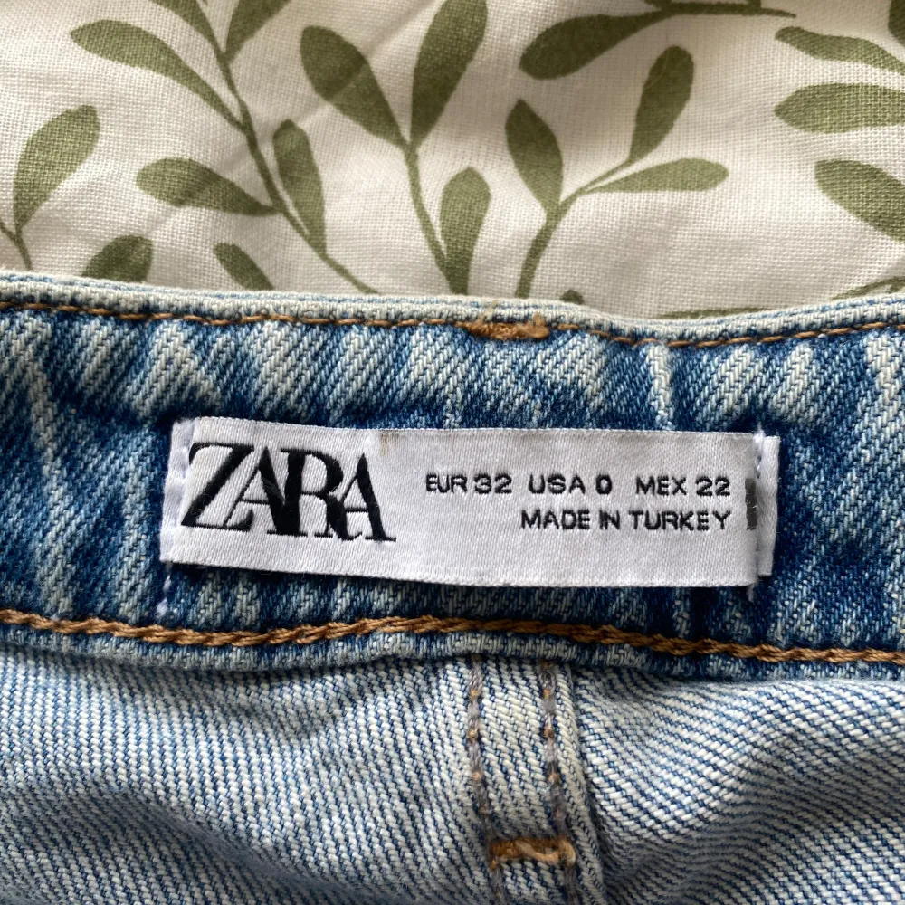 Ett par blåa jeans från zara i storlek 32,  Finns några småfläckar som jag inte vet om dom går bort🫶🏻. Jeans & Byxor.