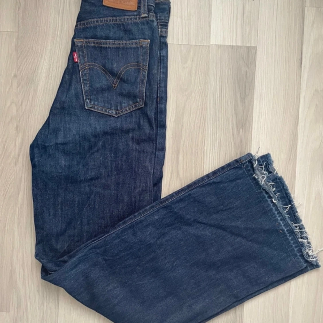 Mörkblåa Ribcage wide led jeans från Levis - 91