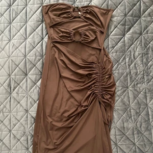 brun klänning - oanvänd, bara provat på