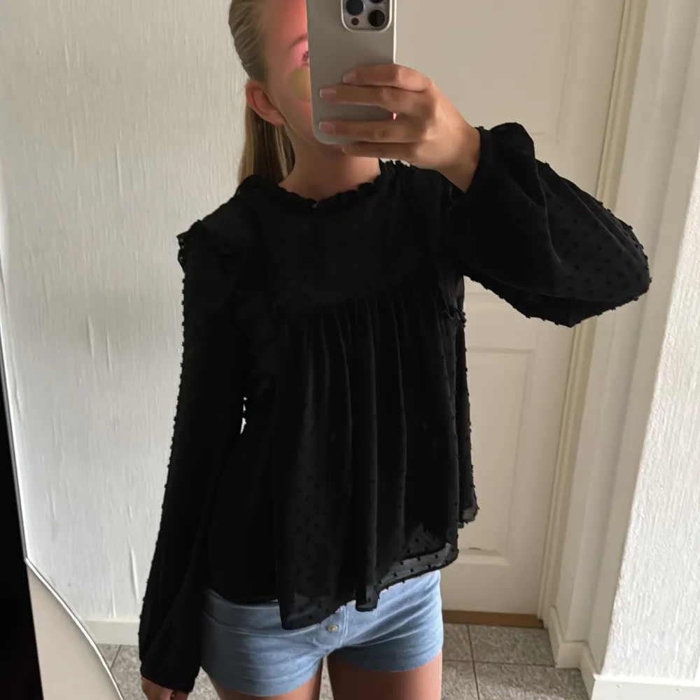 Säljer denna eftertraktade blus från zara! Så snygg🤩💞. Blusar.