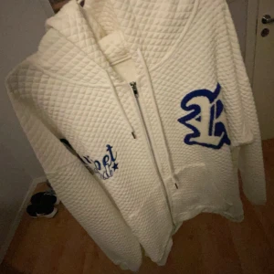 Zip tröja - Storlek: M Passade inte mig riktigt så säljer den, ej använd alls. Bud tas också emot