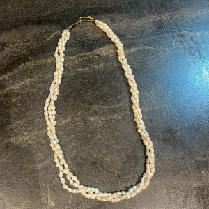 Rosa vitt halsband  - 43 cm lång, inte andvänd bra skick