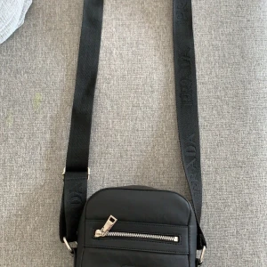 Prada väska  - Skriv för mer info!