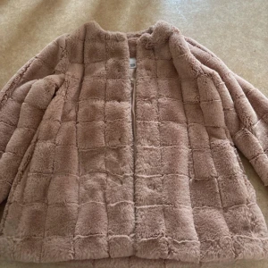 Pälsjacka  - Tjock pälsjacka i jättefint skick. 