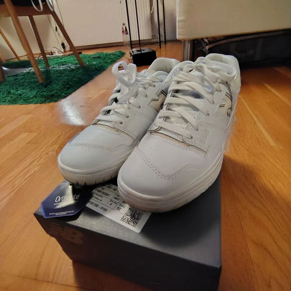 Säljer ett par snygga vita sneakers från New Balance i modell 550. nypris runt 1800kr. beställde döm lite för stora och kunde en lämna tillbaka dom men der.e är i nyskick använda 3 gånger. helvita har en stilren design med snörning. Perfekta för både vardag och träning!. Skor.