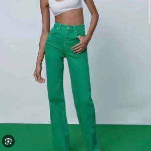 Zara gröna jeans  - Säljs inte längre!!! Små i stl så passar 36/38, använda fåtal gånger så nyskick