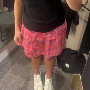 Bikbok volan kjol - (LÅNADE BILDER) Populär Bikbok kjol i strl L men passar M. 